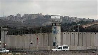 إسرائيل تجبر الأسرى الفلسطينيين على ارتداء ملابس طبع عليها عبارة من التوراة