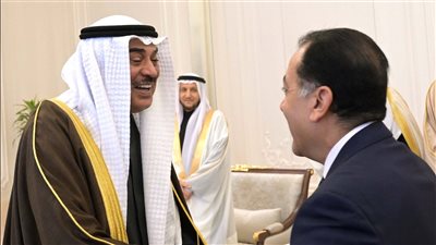 ولي عهد الكويت يستقبل رئيس الوزراء لبحث أوجه التعاون والتنسيق في عدد من القضايا والموضوعات