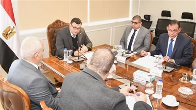 وزير الإسكان يلتقي مسئولى الشركة الوطنية لإنشاء وتنمية وادارة الطرق لمناقشة سبل التعاون 
