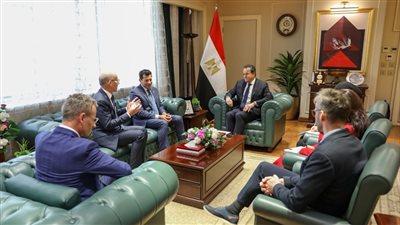 وزير الصحة يعقد اجتماعا مع وزير الشباب والرياضة ورئيس الاتحاد الدولي للرياضات الجامعية