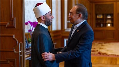 في العاصمة بوتراجايا.. رئيس وزراء ماليزيا يستقبل وزير الأوقاف لتعزيز التعاون الديني والثقافي