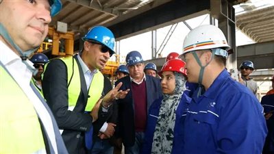 محافظ السويس يتفقد عدد من الشركات بالسخنة