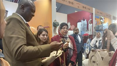 سفير جمهورية الكونغو الديمقراطية بالقاهرة يزور معرض«ديارنا للحرف اليدوية والتراثية»