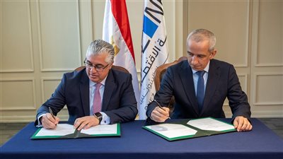 باستثمارات 120 مليون دولار.. رئيس اقتصادية قناة السويس يُوقع عقد مشروع 