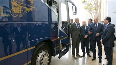 رئيس الوزراء يتفقد نموذجًا لأتوبيس سياحي لشركة 