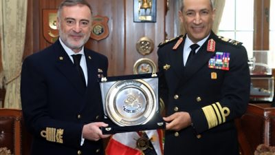 قائد القوات البحرية يلتقى قائد القوات البحرية الإيطالية