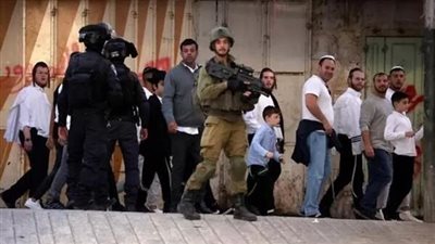 مسيرة استفزازية للمستوطنين في الخليل بحماية قوات الاحتلال الإسرائيلي