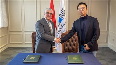 رئيس اقتصادية قناة السويس يوقع عقد مشروع 