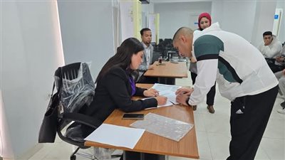 وزير العمل يعلن تسليم 36 عقد عمل لمدربين مصريين للعمل في 