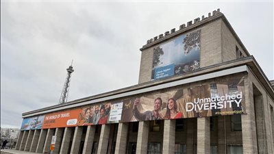 قبيل افتتاحه بالعاصمة الألمانية.. علم مصر يرفرف عالياً وسط أعلام دول العالم التي زينت الشوارع المؤدية إلى مقر البورصة