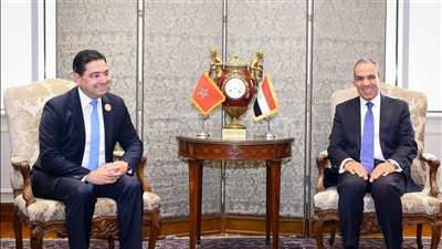 وزير الخارجية والهجرة يعقد اجتماعًا مع نظيره المغربي