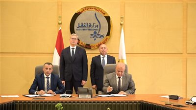 وزير النقل يشهد توقيع عقد منح التزام لإعادة تسليم البنية الفوقية لمحطة تسهيلات بحرية بالدخيلة