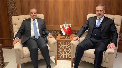 وزير الخارجية والهجرة يعقد لقاءً مع نظيره التركي على هامش الاجتماع الاستثنائي لمنظمة التعاون الإسلامي