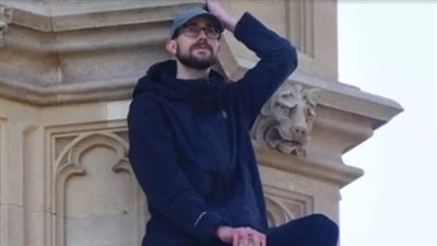 علم فلسطين فوق برج 