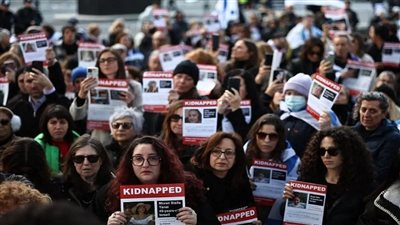 عائلات المحتجزين الإسرائيليين تدعو لاعتصام متواصل أمام مقر وزارة الدفاع