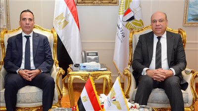 وزير الطيران يبحث مع وفد شركه 