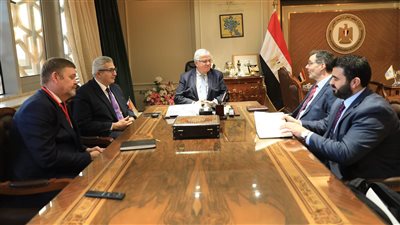 وزير التعليم العالي يبحث آليات تعزيز التعاون مع وفد جامعة إيست إنجليا البريطانية