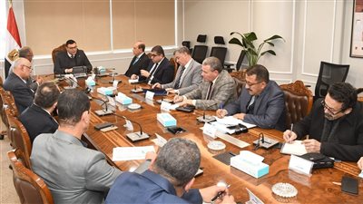 وزير الإسكان يتابع موقف المشروعات التي يتم تنفيذها ضمن المبادرة الرئاسية 