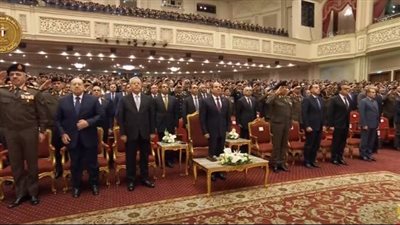 الرئيس السيسي يقف لتقديم سلام الشهيد خلال الندوة التثقيفية الـ 41