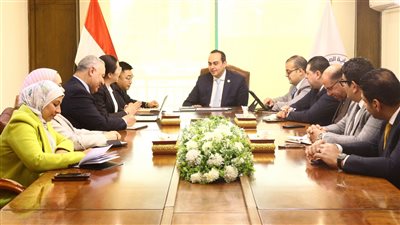 رئيس هيئة الرعاية الصحية يلتقي وفد شركة 