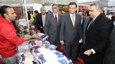 وزير الزراعة ومحافظ الجيزة يفتتحان معرضين للسلع والمنتجات الغذائية