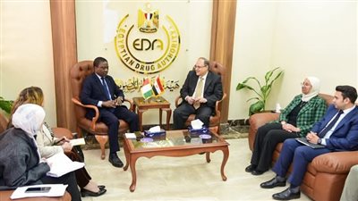 رئيس هيئة الدواء يبحث سبل تعزيز التعاون الدوائي مع السفير الإيفواري بالقاهرة