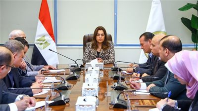 وزيرة التنمية المحلية تعقد اجتماعاً مع عدد من قيادات الوزارة لمتابعة ملفات العمل المختلفة