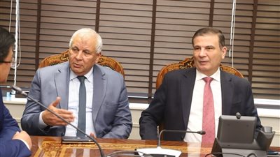 وزير الزراعة ومحافظ الوادي الجديد يبحثان مع وفد رجال الأعمال الصينين تعزيز الاستثمار الزراعي في مصر