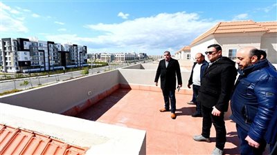 وزير الإسكان يتفقد مشروعي الفيلات و