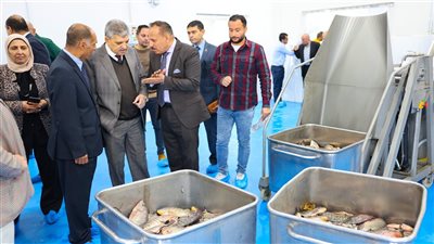 الفريق أسامة ربيع يشهد التشغيل التجريبي لمصنع تعبئة وتغليف الأسماك والجمبري بشركة الاستزراع المائي