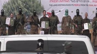 جيش الاحتلال: الصليب الأحمر تسلم 3 محتجزين وجار نقلهم لقواتنا فى قطاع غزة