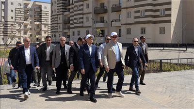 رئيس الوزراء يسلم عقود وحدات سكنية ضمن المبادرة الرئاسية 