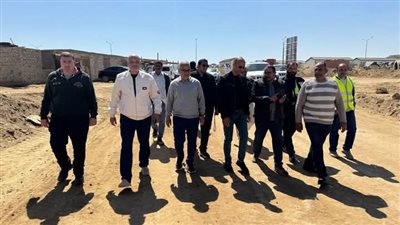 وزير الإسكان يتابع مشروعات المرافق والطرق لأراضي 