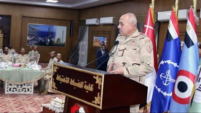 الفريق أحمد خليفة رئيس أركان حرب القوات المسلحة يتناول وجبة الإفطار مع أعضاء هيئة تدريس وطلبة كلية الضباط الإحتياط