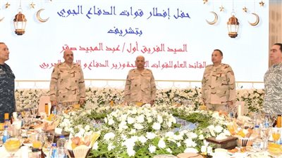 وزير الدفاع يشارك عددا من مقاتلي قوات الدفاع الجوي تناول وجبة الإفطار