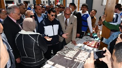 وزير الشباب والرياضة ورئيس الهيئة العربية للتصنيع يفتتحان مركز شباب 