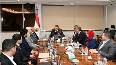 وزير الإسكان يلتقي مسئولي 