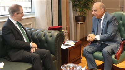 وزير الكهرباء يستقبل سفير بريطانيا بالقاهرة لبحث سبل دعم وتعزيز التعاون