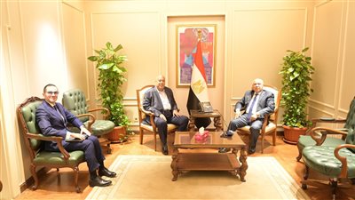 وزير الصناعة والنقل ووزير الاستثمار والتجارة الخارجية يبحثان مع رئيس غرفة القاهرة التجارية آليات النهوض بصناعة الحديد والصلب