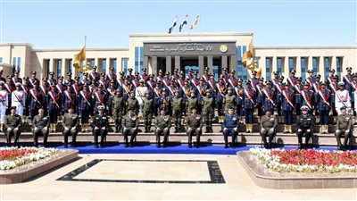 الفريق أول عبد المجيد صقر القائد العام للقوات المسلحة وزير الدفاع والإنتاج الحربى يشهد حفل إنتهاء فترة الإعداد العسكرى لطلبة الأكاديمية العسكرية المصرية والكليات العسكرية