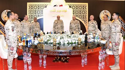 الفريق أحمد خليفة رئيس أركان حرب القوات المسلحة يشارك عدداً من مقاتلى قوات حرس الحدود والمدرعات تناول وجبة الإفطار