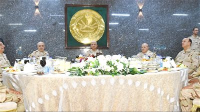 الفريق أول عبد المجيد صقر القائد العام للقوات المسلحة وزير الدفاع والإنتاج الحربى يشارك مقاتلى الجيش الثالث الميدانى وقوات شرق القناة لمكافحة الإرهاب تناول وجبة الإفطار