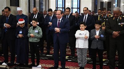 الرئيس عبد الفتاح السيسي يؤدي صلاة عيد الفطر المبارك بمشاركة كبار رجال الدولة في مسجد المشير طنطاوي بالتجمع الخامس