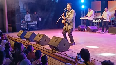 مصطفى قمر يتألق في حفل كامل العدد على مسرح محمد عبد الوهاب بالإسكندرية 