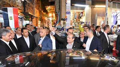 صور .. بعد جولته بخان الخليلي.. تأهب بجامعة القاهرة لاستقبال الرئيس الفرنسي إيمانويل ماكرون