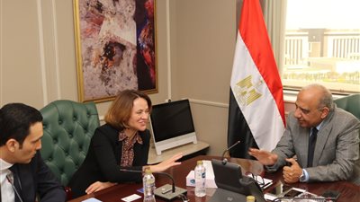 وزير الكهرباء يبحث مع وفد مجموعة 