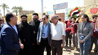 رئيس الوزراء يتوقف بالركاب أثناء توجهه لتفقد مستشفى منفلوط المركزي 