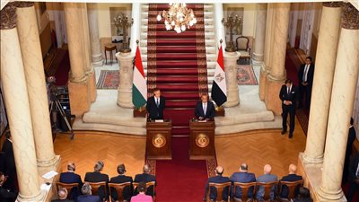 وزير الخارجية والهجرة يستقبل وزير الخارجية والتجارة المجري