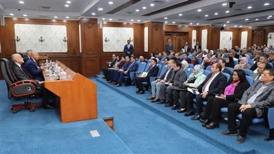  وزير الصناعة والنقل يبحث مع محافظي ومستثمري الأقصر وأسوان تحديات المناطق الصناعية 