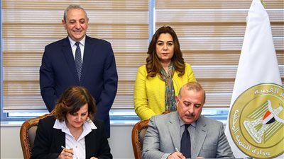 وزيرة التنمية المحلية ومحافظ الغربية يشهدان توقيع عقد إدارة وتشغيل محطة طنطا لإنتاج البيض